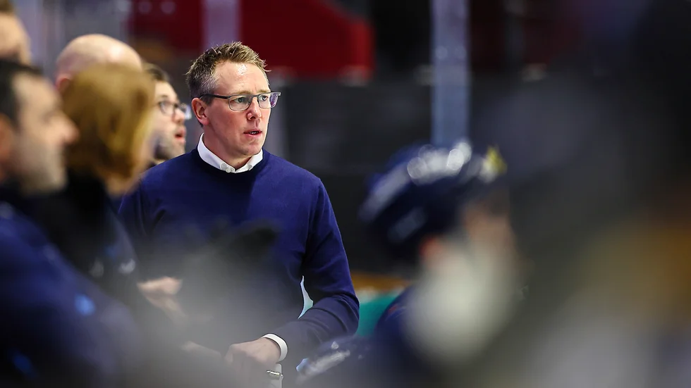 Efter åtta säsonger som tränare inom LHC:s organisation har Johan Åkerman utvecklat sitt ledarskap. "Jag vet mer vad jag vill och hur jag vill ha saker. Jag är tryggare med att presentera saker för spelarna och att jobba nära dem. Det finns på något sätt en självklarhet i det jag gör i det vardagliga", säger han om utveckligen innanför Saab arenas väggar. 