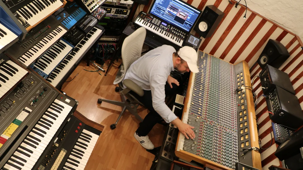 Magnus John Anderson i sin Stockholmsstudio. Han har en studio i Berlin också, och en imponerande maskinpark. 