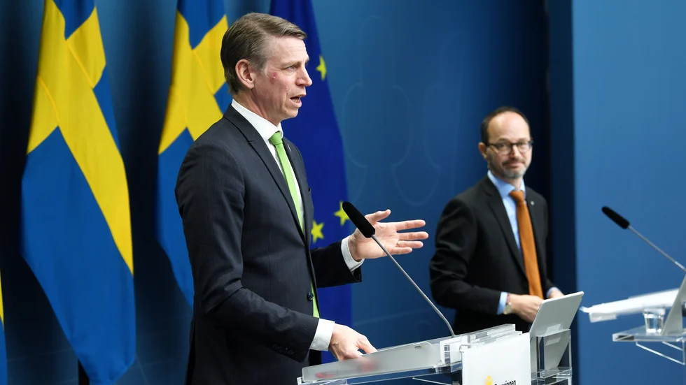 Miljö- och klimatminister Per Bolund (MP) och infrastrukturminister Tomas Eneroth (S) på fredagens pressträff.