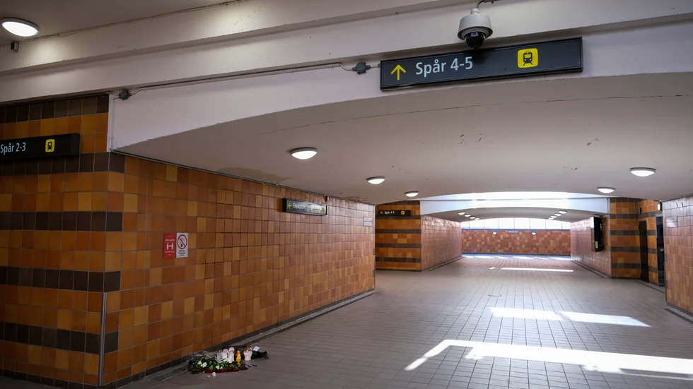 Ett flertal övervakningskameror sitter uppsatta i tunneln under perrongerna på resecentrum. 