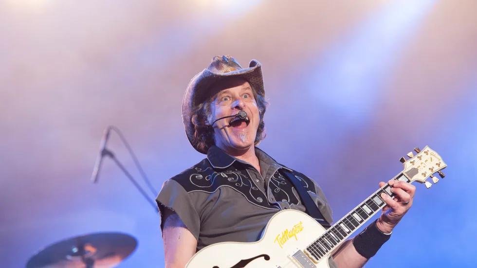 Musikern Ted Nugent har drabbats av covid-19. Arkivbild från en spelning i Sverige.