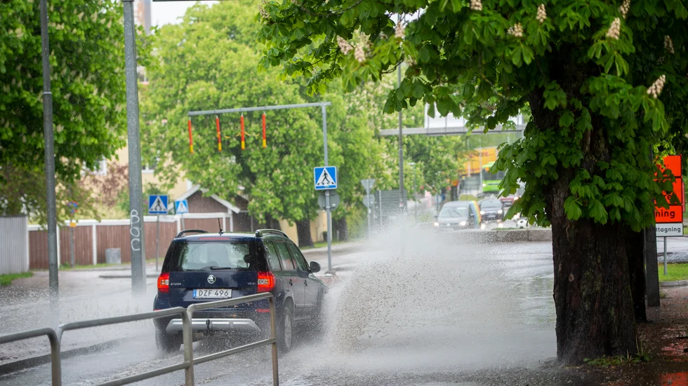 Efter en lång period av torka har nu regnet dragit in över Sörmland och därmed minskat riskerna för skogsbrand.