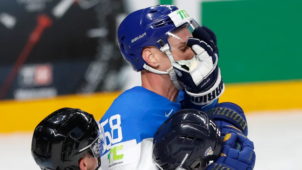 Viktor Svedberg med Jere Innalas handske i ansiktet.