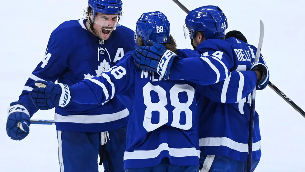 Torontos William Nylander (88) gratuleras till målet mot Montreal.