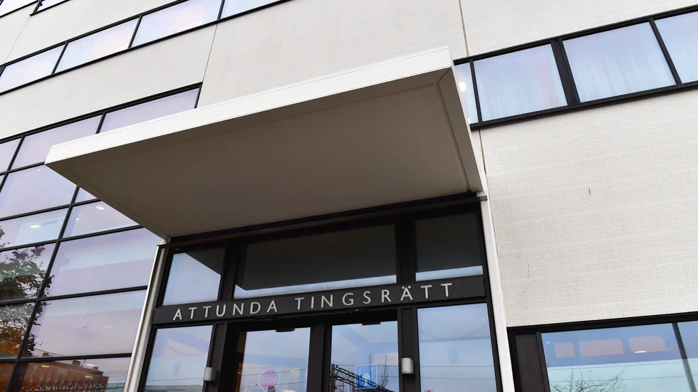 Rättegången mot 31-åringen hålls bakom stängda dörrar Attunda tingsrätt.