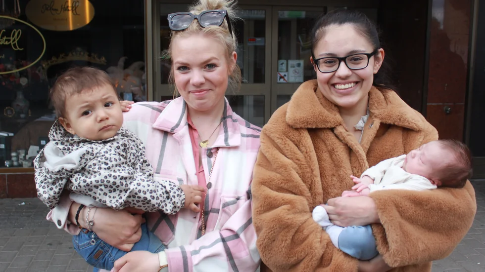 För vännerna Jannike Gustafsson och Valentina Cifuentes från Hultsfred är det här ett speciellt år, eftersom de blivit mammor själva till Charlie och Brandon sedan förra Mors dag. "Frukost på sängen hade varit något att få", säger Valentina, som firar sin mamma i Sydamerika på facetime. Jannike tänker fira dagen tillsammans med Charlies mormor. "Att få en dag tillsammans är det viktigaste", säger hon.