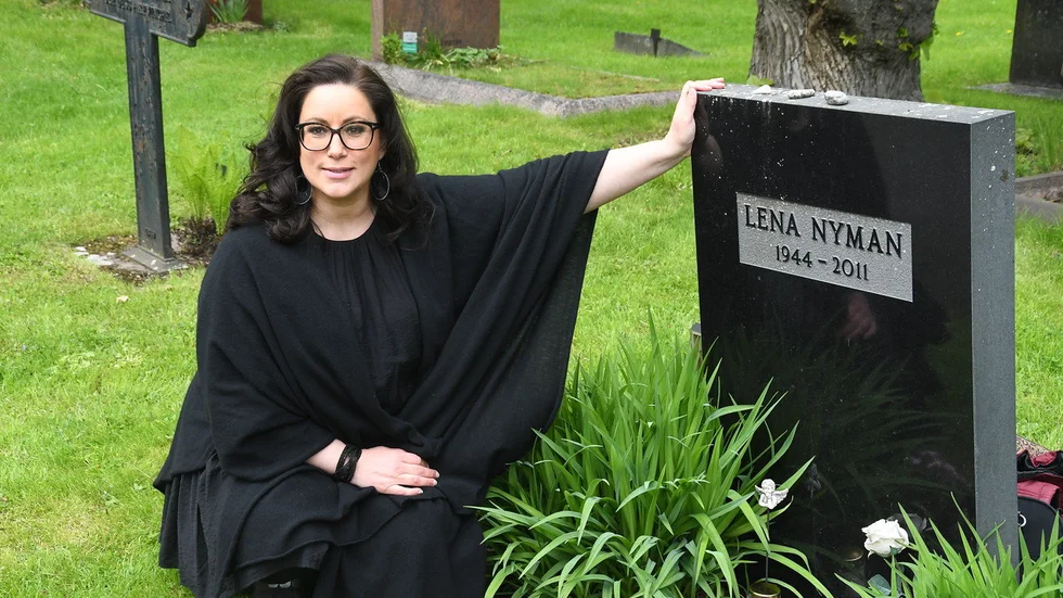 Lisa Nilsson får Lena Nyman-priset. Pressbild.