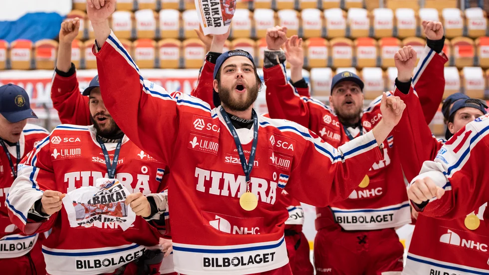 Timrå jublar efter SHL-avancemanget tidigare i maj. I höstens premiär möter nykomlingen Oskarshamn. Arkivbild.