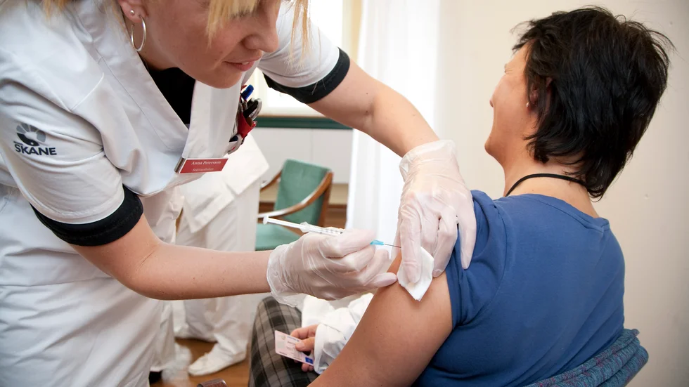 Vaccinationen av östgötar fortgår. Snart har hälften av alla länsbor fått sin första spruta.