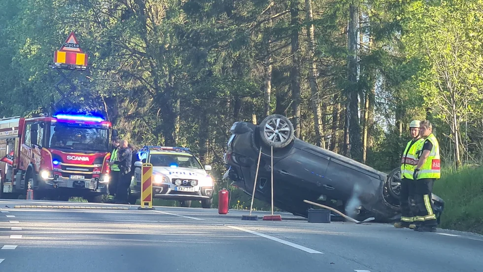 En personbil voltade på väg 224 utanför Gnesta på fredagskvällen. Vägsträckan är olycksdrabbad och boende i området vill se hastighetssänkningar och fartkameror.