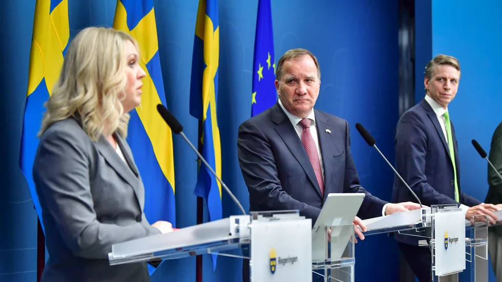 Regeringen kan gynnas av pandemin som tar fokus från den negativa våldsutvecklingen i Sverige, enligt statsvetaren Jonas Hinnfors. Arkivbild med statsråden Lena Hallengren, Stefan Löfven och Per Bolund.