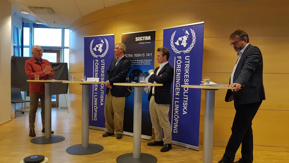 Axel Wernhoff, ambassadör i Nato, Pål Jonsson ordförande i riksdagens försvarsutskott där Mattias Ottosson är ledamot. I röd kavaj Folkbladets Widar Andersson.