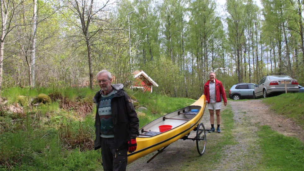 Åke Kinnander och Jens Rinman tog fram kanoterna i samband med vårstädningen av Lunddalen.