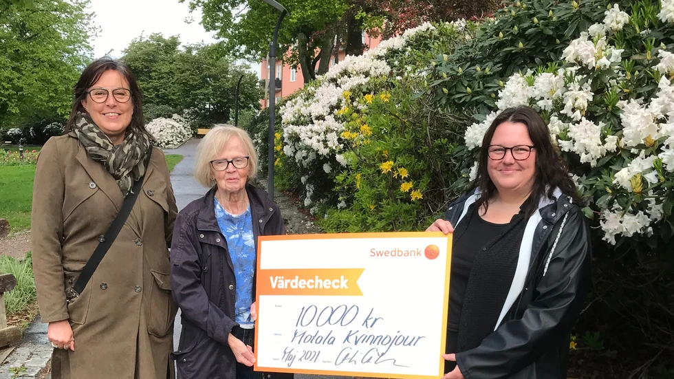 Rotarys inkommande president Kristin Ericsson överlämnar bidraget till Motala kvinnojour, Siv Abrahamsson och Josephine Diffner.