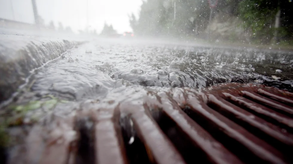Minst 35 millimeter regn förväntas komma inom tolv timmar i Sörmland.