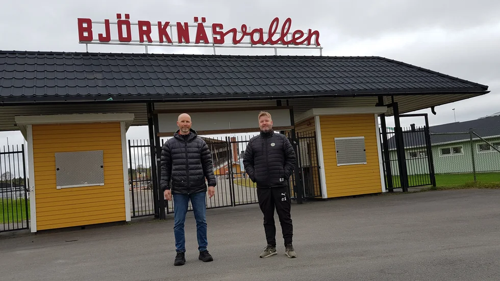 Robert Lundgren och Christian Samuelsson utanför platsen där IFK Norrköping åkte på ordentligt med stryk.