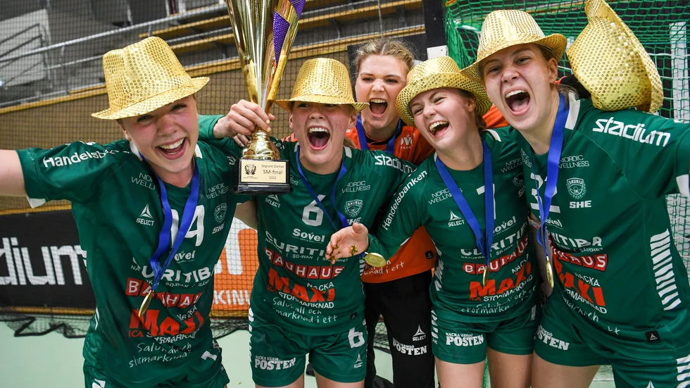 Skuruspelarna jublade i guldhattar i Eriksdalshallen efter 24–22 i den fjärde SM-finalen mot H65 Höör.