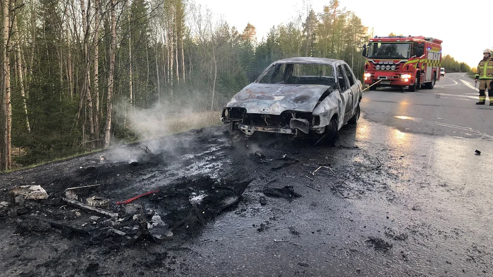 Räddningstjänsten var snabbt på plats och lyckades släcka branden, bilen blev totalförstörd.