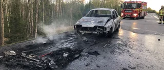 Bil började brinna mellan Hortlax och Blåsmark: Räddningstjänsten: "Full fyr när vi kom fram"