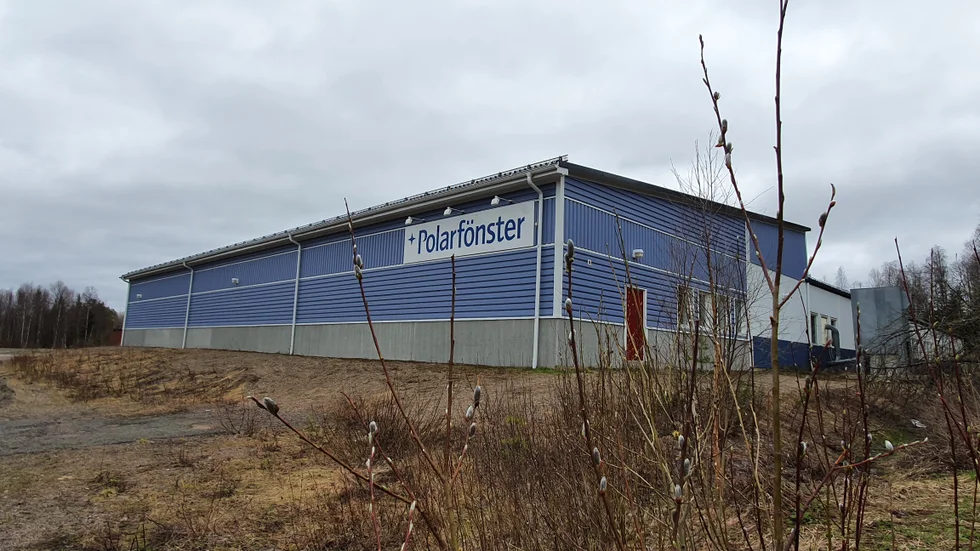 Företaget Polarfönster i Korpilombolo har varslat alla anställda efter att ha gått miste om sin största kund Älvsbyhus.