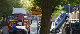 SE BILDERNA Bil blev hängande från Åhlensparkeringen