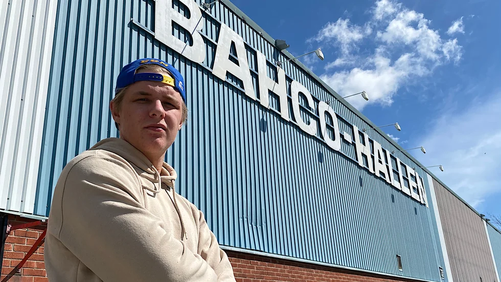 Jonatan Berggren utanför Bahcohallen där allting började. Nu förbereder han sig för flytten till Detroit och konkurrensen om en plats i NHL.