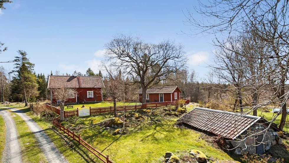 Utanför Hargshamn bjuds det på lantlig idyll med villa, gäststuga, jordkällare och sjönära tomt. 
