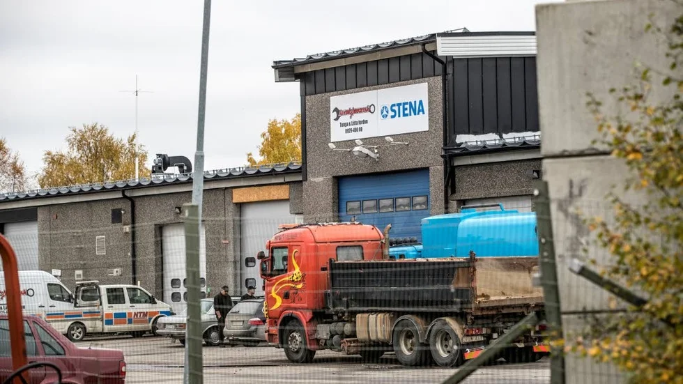 Avfall. Högre staket mot grannen och avfallet skyddat. Stena Recyckling i Älvsbyn h