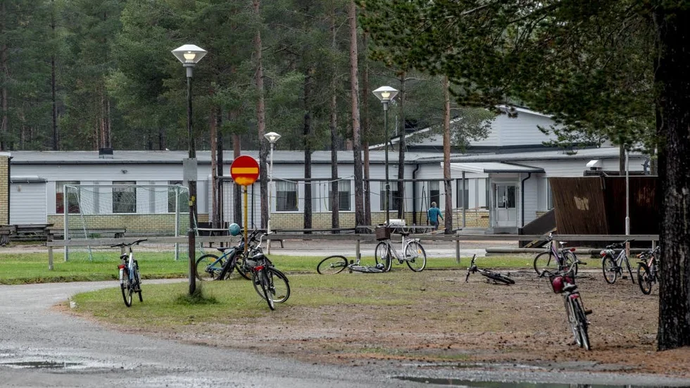 Flera skolor har varit utsatta för smällare senaste tiden. I Bergviken sprängdes en dörr och en glasruta till gymnastiksalen sönder. (Arkivbild)