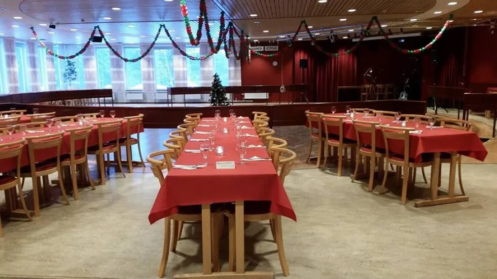 Generositet. Det dukas upp för ännu ett gemensamt julfirande på Medborgarhuset i Arvidsjaur. Arrangören hyllar generösa företagare. "Och alla sponsrar ju inte med mat. En del sponsrar saker som kan passa, andra med pengar. De är verkligen otroligt givmilda", säger Iréne Lindström. (Arkivbild)