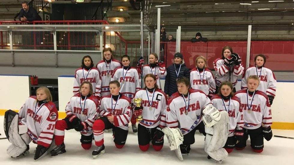 SILVER. Piteå Hockeys vita lag blev tvåa i Team Sportia Cup i Kalix.