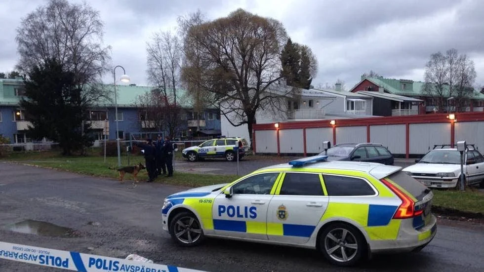 KNIVDRAMA. En massiv polisinsats pågår på Hertsön under onsdag eftermiddag. "De har spärrat av 100 gånger 100 meter, nära gamla Konsum", säger Peter Johansson, reporter på plats.