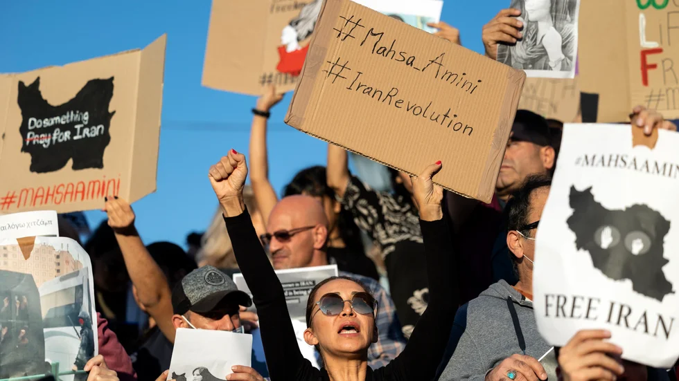 Även utanför Irans gränser protesterar människor mot Mahsa Aminis död – bland annat på Syntagma-torget i den grekiska huvudstaden Aten.