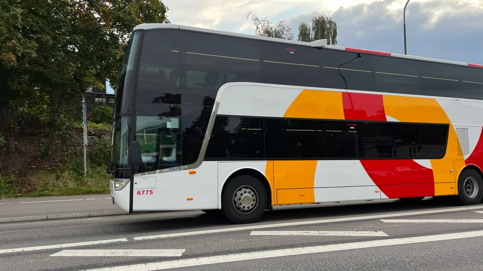 Två män ska under förra onsdagskvällen ha misshandlat en passagerare ombord på en buss mot Borensberg. (Genrebild).