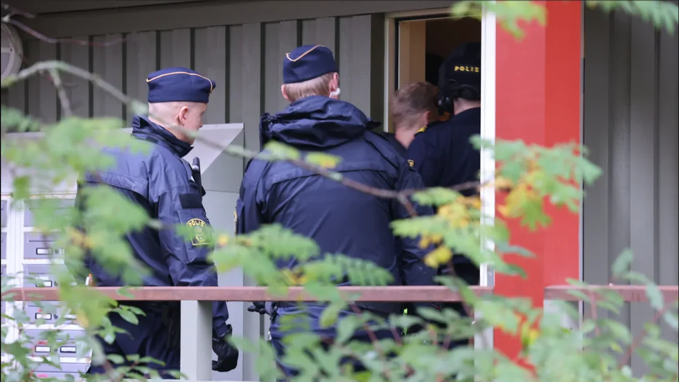 Polisen var på plats med stor styrka.