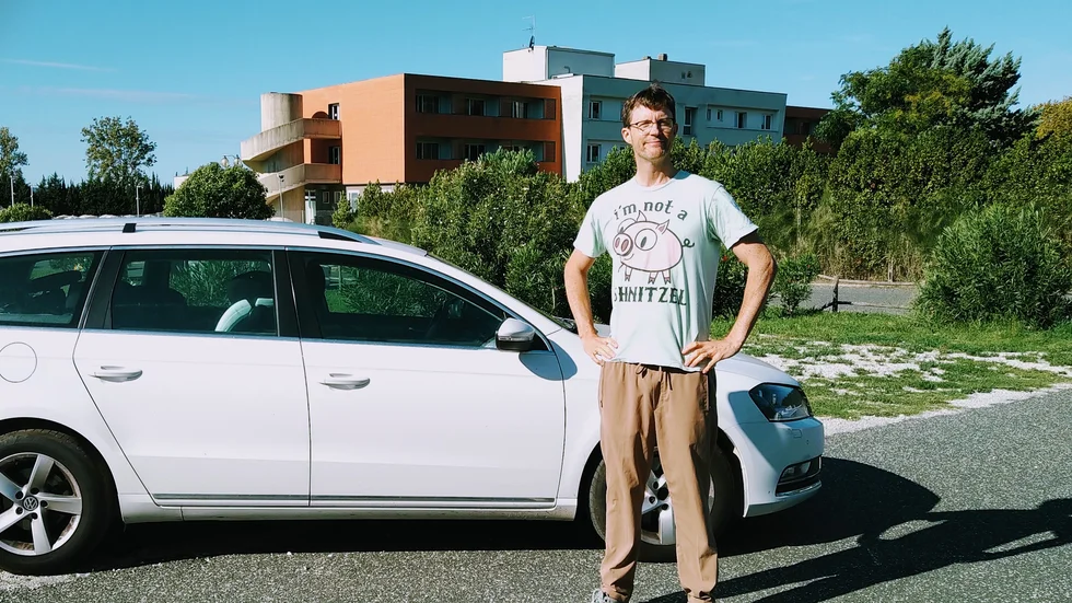 David Steinholtz och hans fru Aijla hyr ut sin bil till Gnestabor för att främja miljön. Själva har de köpt en cykel för att skjutsa barnen till förskolan.
