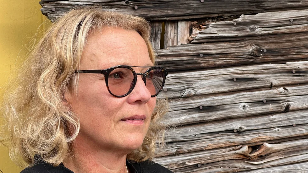 För två år sedan stelopererade konstnären Lena Karin Grip nacken. "Livet förändrades. Jag ville göra det som jag alltid gjort förut, göra lika mycket och lika fort som tidigare. Men kroppen ville inte. Den sa ifrån. Mitt konstutövande blev en del i att lära sig acceptera sakernas tillstånd. Yoga och mindfulness var också viktiga för att hitta nya vägar i livet."