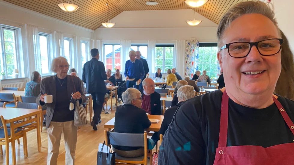 Karin Yilmaz, husmor på församlingshemmet Domherren hade lagat potatissoppa med vita bönor åt biskopen.  