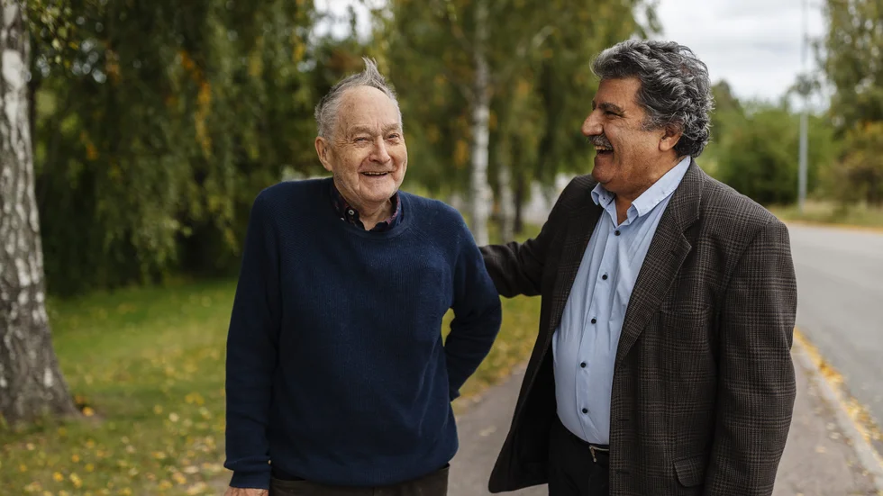 Kärleken till området och de stora björkarna har fört grannarna Morteza Mahmoudi och Erland Johansson närmare varandra. Nu tar de strid för sina björkar och kritiserar kommunens planer på att ersätta de 50-åriga träden med bostäder.