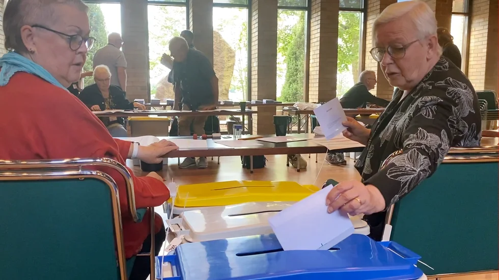 Eva Berglund släpper en godkänd röst i valurnan under överseende av Christina Sorsa (KD).