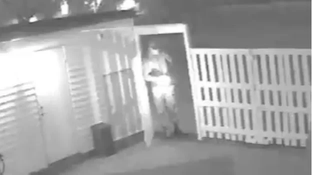 En övervakningskamera filmade gärningsmannen som kastade sprängladdningen mot villan. Nu åtalas en 18-åring. 