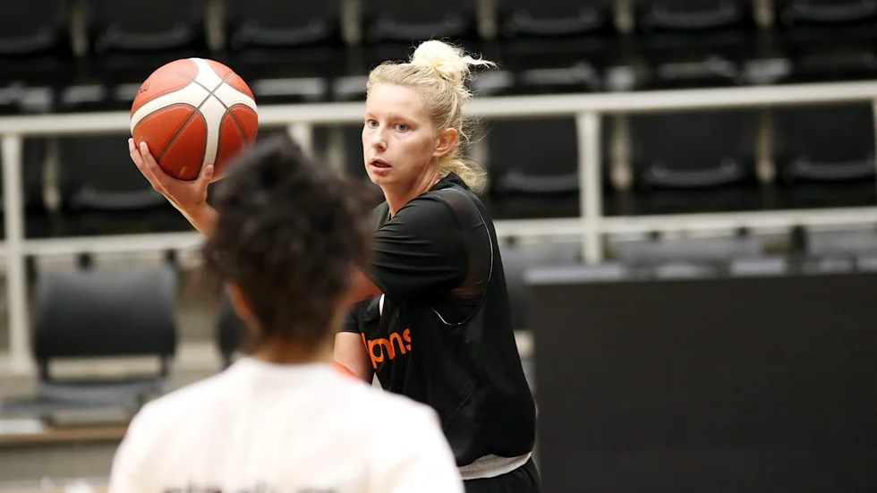 "Har längtat efter att spela igen hela sommaren", säger Dolphins nya amerikanska Lexi Held.