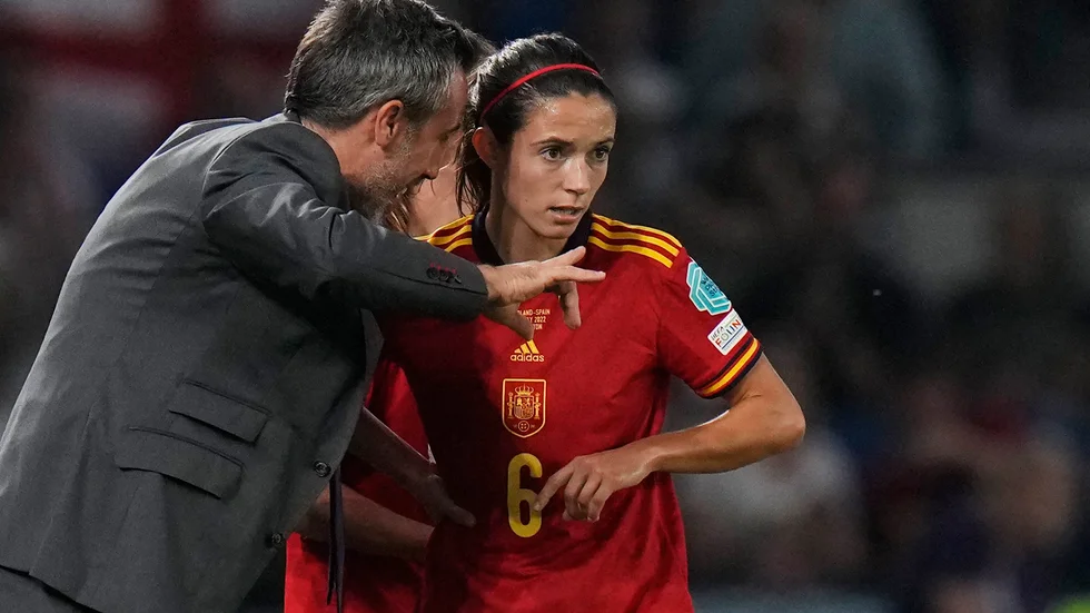 Barcelonas Aiatana Bonmatí uppges vara en av de 15 spelare som hotar att hoppa av spanska landslaget om inte förbundet får till en förändring. Det tros vara ett utbrett missnöje med förbundskaptenen Jorge Vilda, till vänster på bilden, som ligger bakom protesterna. Arkivbild.