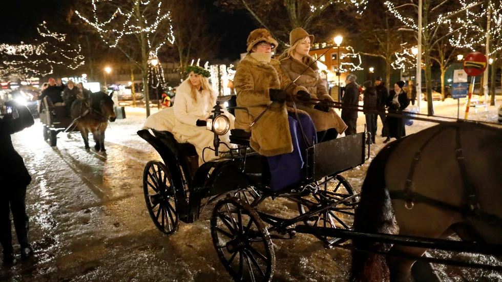 2016 års lucia i Enköping, Erica Lindberg, på väg genom stan.