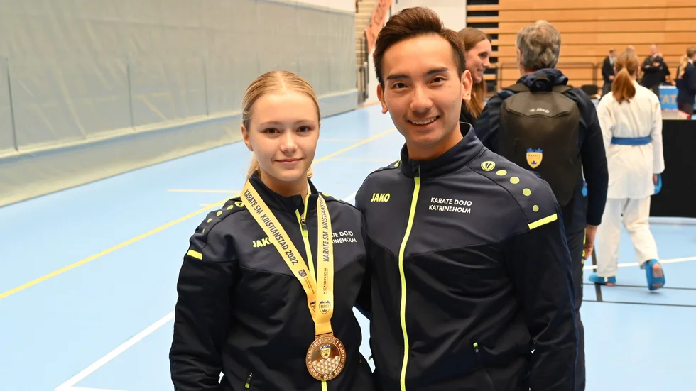 Tuva Westlund försvarade sitt SM-guld i kata, här tillsammans med coachen Chris Cheng från Hong Kong.