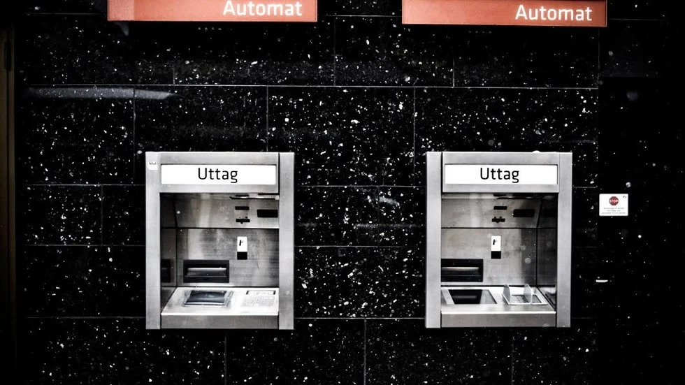 Bedragarna behövde snabbt få tag på en person som hade samma bank som Piteåbon. En ung pojke tvingades "fixa" fram en person som hade ett konto i den banken.