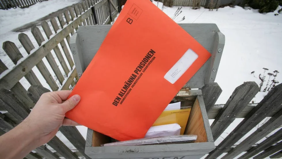 Två hushåll i Skellefteå fick på söndagen telefonsamtal från okända om att deras post hamnat på villovägar. Nu varnar polisen för att det kan vara tjuvar på väg norrut.