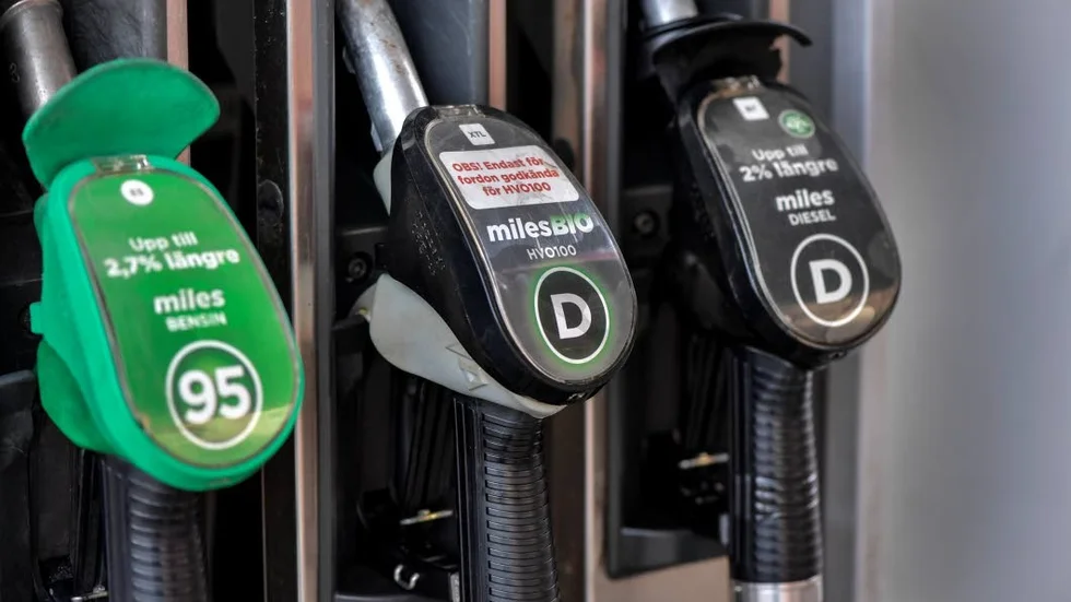 Bor man i en by, där i stort sett all service har försvunnit, och dessutom är fattigpensionär - ja, då är livet verkligen ingen  lek. Vi har inte alls råd att köra längre, konstaterar skribenten. (Arkivbild)