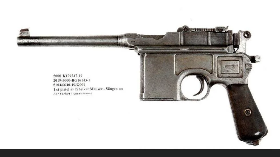 Pistolen av fabrikatet Mauser, som är fullt användbar, hittades i ett påslakan i 20-åringens säng.