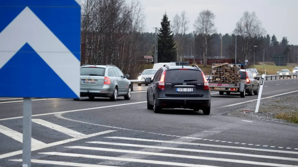 Bensin. Många bilhushåll i länet kör mer än 2000 mil per år.